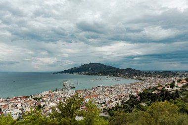 Dağ ve İyon Denizi ile başkent Zakynthos 'un güzel panoramik manzarası kasvetli, bulutlu bir yaz günü, yakın çekimde.
