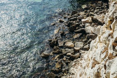 Akdeniz 'de bir yaz günü Fransa' nın Calanques şehrinde buzlu ve berrak sularla kaplı kayalık bir sahilin güzel manzarası..