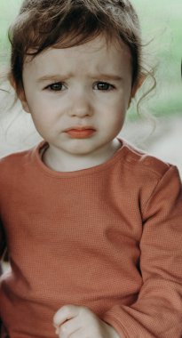 Bir bahar günü Belçika 'da bir parkta dudaklarını büzüp kameraya bakan hüzünlü bir beyaz kızın portresi..