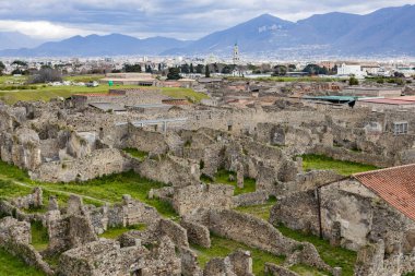 İtalya 'da güneşli bir yaz gününde, Pompei' nin antik kentinin kalıntılarına karşı güzel bir manzara, yukarıdan yakın bir manzara..