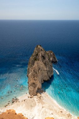 Güneşli bir yaz gününde mavi denizin olduğu güzel bir sahil kayalığı manzarası, tepeden bir manzara, yakın çekim..