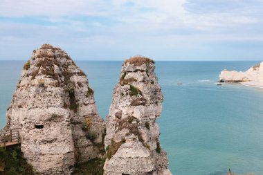 Etretat 'ta açık bir bahar gününde, kuzey denizindeki iki kayanın güzel yan manzarası, yakın çekim..