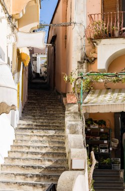 İtalya 'nın Positano kentinde güneşli bir yaz gününde merdivenleri çıkan boş bir caddenin güzel manzarası, bir dükkan ve boş tabela. Güzel arka plan ve duvar kağıtlarını kavra.