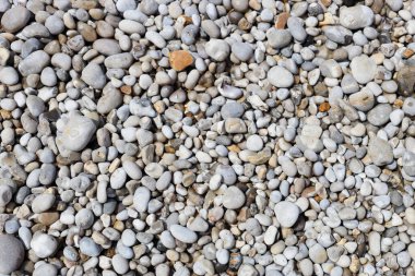 Yazın güneşli bir günde Etretat, Normandiya, Fransa 'da soyut bir çakıl plajının güzel manzarası. Güzel doğal altyapı ve duvar kağıtları kavramı.