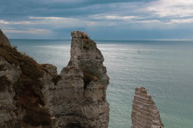Kuzey denizindeki keskin kayaların güzel manzarası Kasvetli bulutlu bir akşamda Etretat 'ta,.