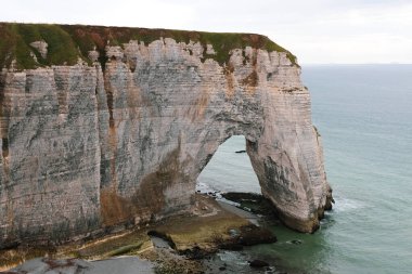 Kuzey Denizi 'nin alçak sularındaki doğal kemerin güzel manzarası. Açık bir bahar günü Etretat' ta, yakın bir kenar manzarası..
