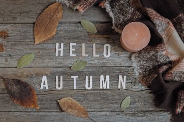 Ahşap harflerden, mumlardan, eşarplardan ve sonbahar yapraklarından gelen 