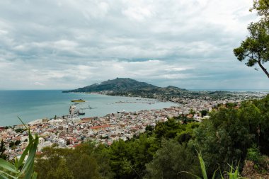 Dağ ve İyon Denizi ile başkent Zakynthos 'un güzel panoramik manzarası kasvetli, bulutlu bir yaz günü, yakın çekimde.
