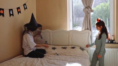 Kafkasyalı iki güzel kız kardeşin portresi. Cadılar Bayramı örümcekleriyle birlikte siyah ağ dekoru hazırlıyorlar. Bir sonbahar sabahı yatak odasında yatak başlığına asılacaklar.