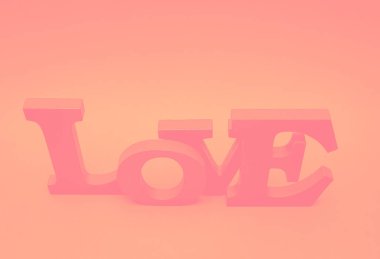 Pembe ahşap harfler, pembe arka planda aşk kelimesi, yakın planda yan görünüş. Sevgililer Günü konsepti.