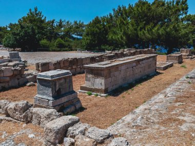 Yunanistan 'ın Rodos adasındaki bir dağın tepesindeki tarihi Kamiros şehrinde tanrıların mabedinin korunmuş taş kalıntılarının güzel manzarası.