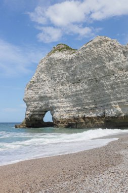 Etretat, Normandiya, Fransa 'da güneşli bir yaz gününde Kuzey Denizi' nin ünlü doğal kemerinin kıyılarından güzel bir manzara. Güzel doğal altyapı kavramı