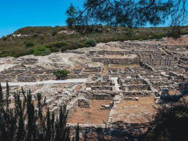 Yunanistan 'ın Rodos adasındaki bir dağın tepesindeki tarihi Kamiros kentinin kalıntılarının güzel panoramik manzarası güneşli bir yaz gününde, yakın planda.