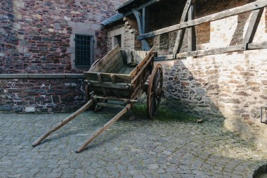 İlkbahar günü eski şatonun taş meydanında duran eski ahşap sepetin güzel manzarası, yan görünüş yakın. Tarihi simgeler, seyahat ve turizm zamanı kavramı.