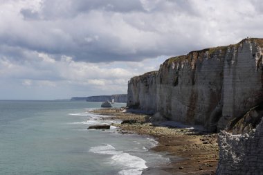Kuzey Denizi 'nin alçak sularında, Normandiya' nın Etretat şehrinde yaz bulutlu bir günde, güzel bir dağ manzarası. Güzel doğal arka planlar, duvar kağıtları, vahşi yaşam kavramları.