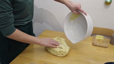 Tanınmayan genç beyaz bir kız kaseden ahşap bir masaya para döküyor, yakın plan. Cinnabons 'ın yemek tarifi konsepti adım adım. 4. Adım.