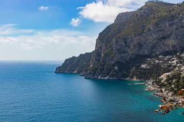 Sorento İtalya 'da güneşli bir yaz gününde, Tyrhenian Denizi' ndeki kayalık amalfi sahili ve kıyı şeridi ve yerleşim alanı ile güzel bir manzara. Doğa altyapısını ve dokularını kavra.