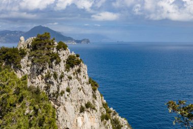 İtalya 'nın Sorento şehrinde yaz güneşli bir günde, Tyrhenian Denizi' ndeki kayalık Amalfi sahili çok güzel bir manzara. Doğa altyapısını ve dokularını kavra.