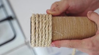 Tanınmayan genç bir adam kedi evinin tüpüne yeni bir jüt ipliği takıyor, kurcalıyor ve yapıştırıyor. Bir yaz günü mutfakta duruyor. Yan tarafı yavaş çekimle çok yakından bakıyor. Kedi evi tadilatı kavramı, jüt ipliğinin değiştirilmesi