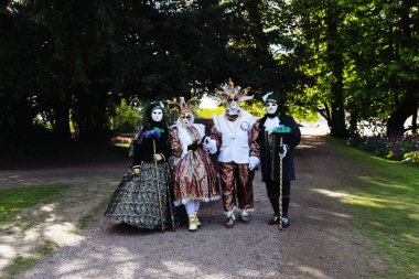 Dilbeek, Grand Bigard Şatosu, Belçika - 27 Nisan 2025: Floralia Brüksel festivalinin son haftasonu boyunca, öğleden sonra, Venedik renkli kostümlü dört kişinin tam boy portresi.