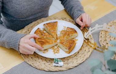 Tanımlanamayan beyaz bir kız, mutfakta, tahta bir masada oturur ve bir tabaktan kraliyet galetesinden bir parça alır, eliyle, yukarıdan yakından bakar. Konsept: tatil zamanı, kraliyet galeti yeme zamanı.