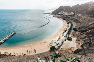 Güzel bir panoramik hava manzarası, sarı bir kumsal, bir dağ köyü, ve Atlantik Okyanusu güneşli bir sonbahar gününde bir adada, yan manzara, genel plan. Konsept: seyahat zamanı, sonbahar zamanı.