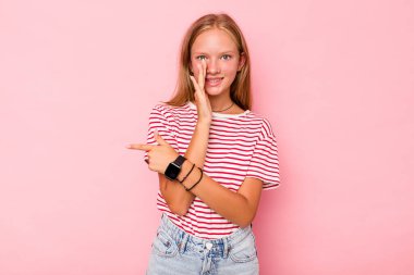 Kafkasyalı genç kız pembe arka planda izole edilmiş. Dedikodu yapıyor, bir şeyleri bildiriyor..