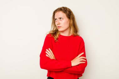 Beyaz arka planda izole genç beyaz kadın tekrarlanan bir görevden yoruldu.