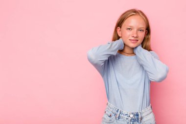 Kafkasyalı genç kız pembe arka planda izole edilmiş kafasının arkasına dokunuyor, düşünüyor ve bir seçim yapıyor..