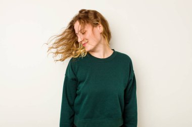 Beyaz arka planda izole edilmiş beyaz bir kadın dans ediyor ve eğleniyor..