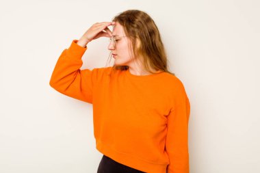 Beyaz arka planda izole edilmiş beyaz bir kadın baş ağrısı çekiyor, yüzüne dokunuyor..