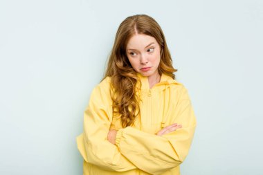 Mavi arka planda izole edilmiş genç beyaz kadın tekrarlanan bir görevden yoruldu..