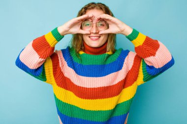 Mavi arka planda izole edilmiş beyaz bir kadın gözlerinde sorun olmadığını gösteriyor.