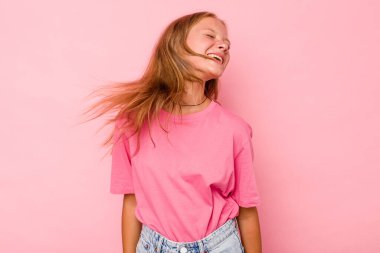 Beyaz kız pembe arka planda izole edilmiş dans ediyor ve eğleniyor..