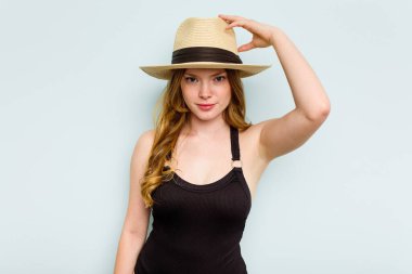 Mavi arka planda izole bir şekilde sahile giden genç beyaz kadın şok geçiriyordu. Önemli bir toplantıyı hatırladı..