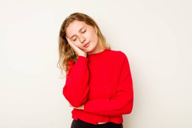 Beyaz arka planda izole edilmiş, sıkılmış, yorgun ve dinlenmeye ihtiyacı olan beyaz bir kadın..