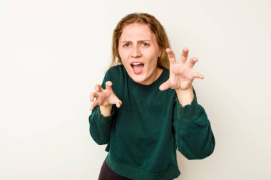 Beyaz arka planda izole edilmiş genç beyaz kadın gergin elleriyle çığlık atıyor..