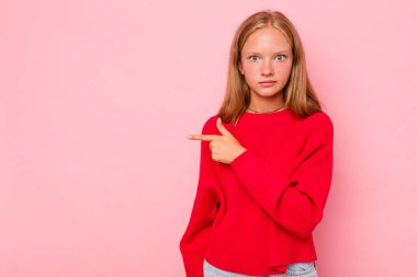Pembe arka planda izole edilmiş beyaz kız yan tarafı gösteriyor.