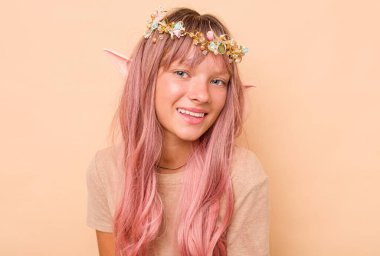 Küçük beyaz elf bej arka planda izole edilmiş.