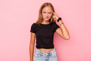 Pembe arka planda izole edilmiş beyaz bir kız işaret parmağıyla hayal kırıklığı jesti gösteriyor..