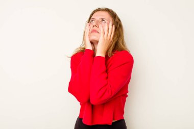 Beyaz arka planda yalnız kalmış, ağlayan ve sızlanan beyaz bir kadın..