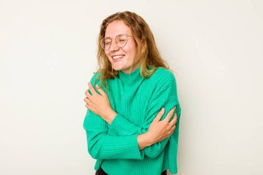 Beyaz arka planda izole genç beyaz kadın gülüyor ve eğleniyor..