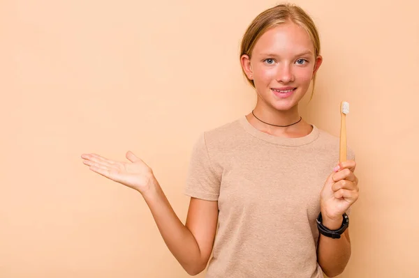 Καυκάσιος Έφηβος Κορίτσι Βούρτσισμα Δόντια Απομονώνονται Μπεζ Φόντο Δείχνει Ένα — Φωτογραφία Αρχείου