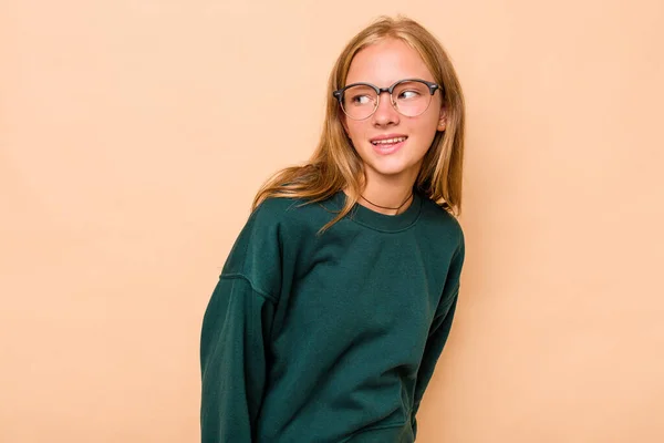 Καυκάσια Έφηβη Κοπέλα Απομονωμένη Μπεζ Φόντο Κοιτάζει Πέρα Χαμογελαστή Χαρούμενη — Φωτογραφία Αρχείου