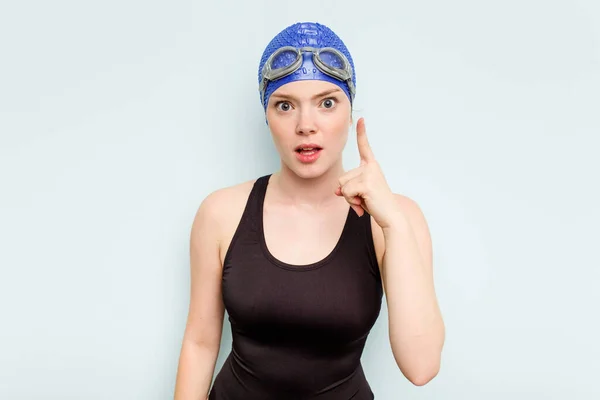 年轻的高加索游泳女子 因蓝色背景而被隔离 有想法 有灵感 — 图库照片