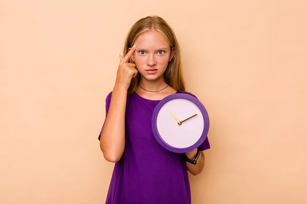 Menina Caucasiana Segurando Relógio Isolado Fundo Bege Mostrando Gesto Decepção — Fotografia de Stock