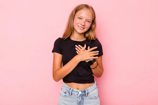Καυκάσια Έφηβη Κοπέλα Απομονωμένη Ροζ Φόντο Έχει Φιλική Έκφραση Πιέζοντας — Φωτογραφία Αρχείου