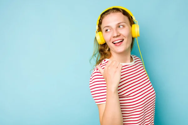 Νεαρή Καυκάσια Γυναίκα Που Φοράει Ακουστικά Απομονωμένα Μπλε Σημεία Τον — Φωτογραφία Αρχείου