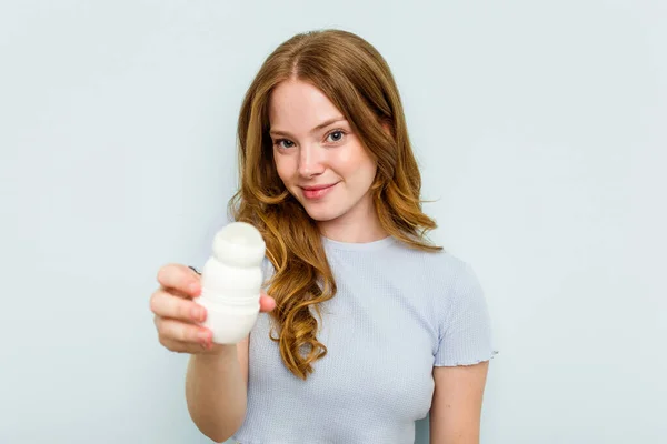 Młoda Biała Kobieta Trzymająca Dezodorant Izolowany Niebieskim Tle — Zdjęcie stockowe