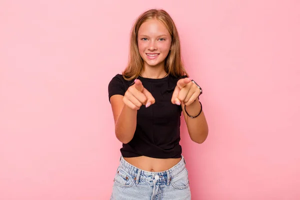 Caucasien Adolescent Fille Isolé Sur Fond Rose Sourires Joyeux Pointant — Photo